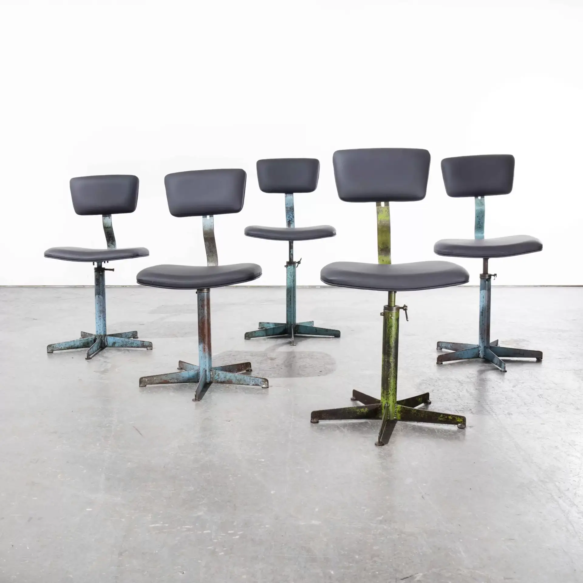 1960 S French Swivelling Industrial Chairs Set Of Five   37b94964 99e6 4537 8f06 A53732d59831.webp