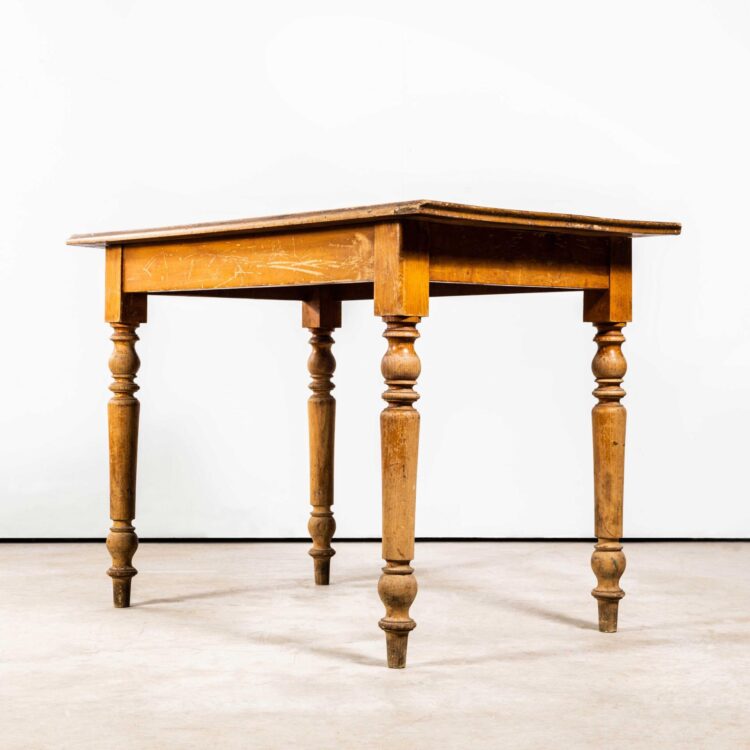 Table de salle à manger de cuisine compacte à pieds fuseaux français des années 1940