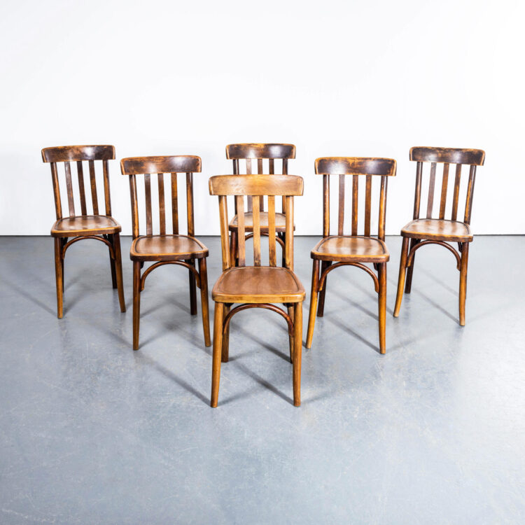 Chaises de salle à manger hautes en bois courbé et chêne foncé des années 1940 – Lot de six