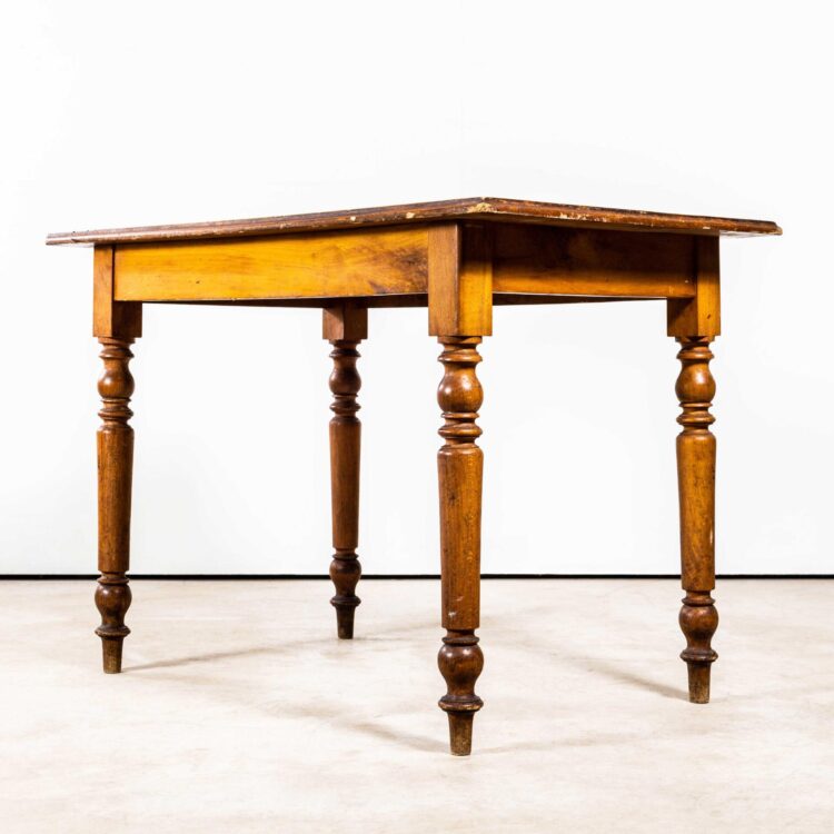 Table de salle à manger de cuisine en bois fruitier miel avec pieds en fuseau français des années 1940