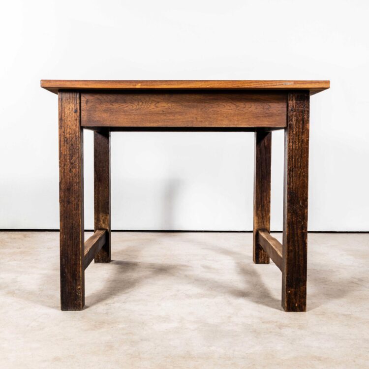 Table de laboratoire scolaire en chêne anglais et iroko des années 1950 – carrée