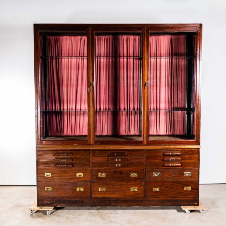 Sehr große Vitrine aus Mahagoni mit Glasur, 19. Jh