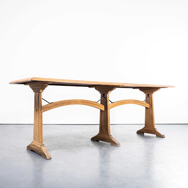 Grote Franse eikenhouten kapeltafel uit de jaren 50 met gebogen steunen