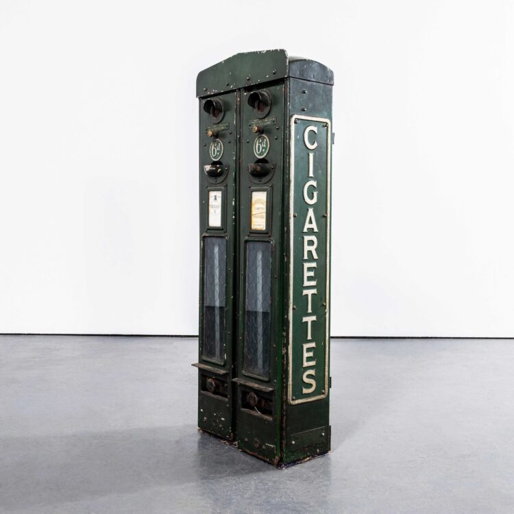 Distributeur automatique de cigarettes anglais des années 1940