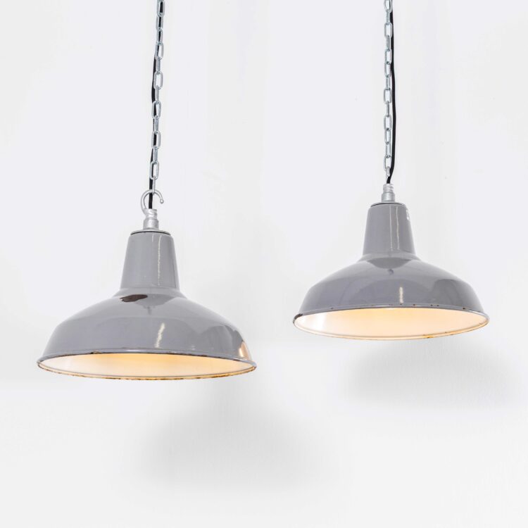 Lampes suspendues industrielles émaillées Benjamin des années 1950, 35,5 cm – Paire