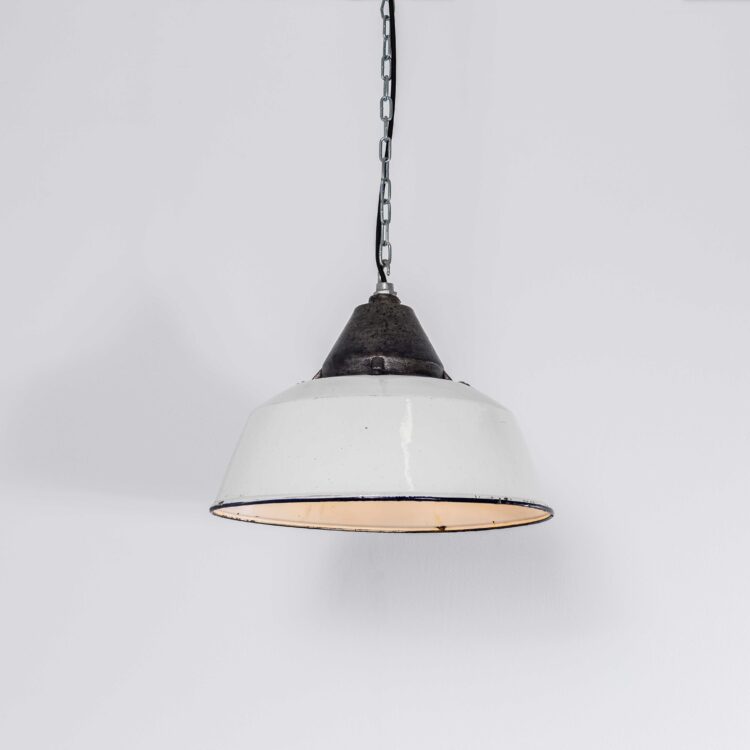 Industriële hanglamp met witte gegoten bovenkant uit de jaren 60