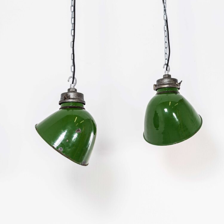 Lampes suspendues émaillées GEC Racing Green des années 1940 – Paire