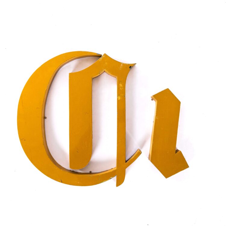 Franse metalen winkelreclameletters uit de 21e eeuw – onderdeel van Corona