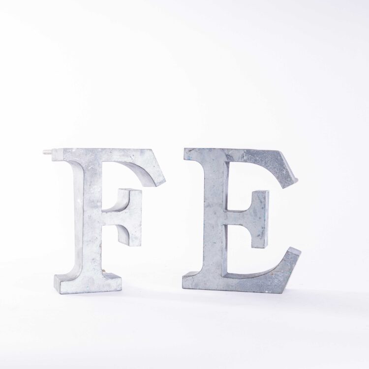 Lettres d'enseigne métallique françaises originales des années 1950, grandes, décolorées