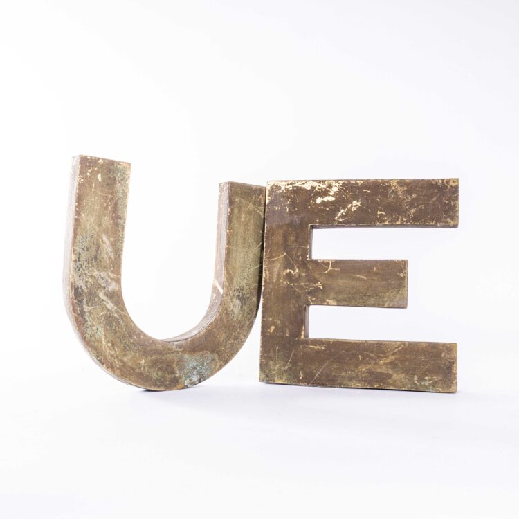 Lettres d'enseigne métalliques françaises originales des années 1950, de grande taille – Lettres rustiques