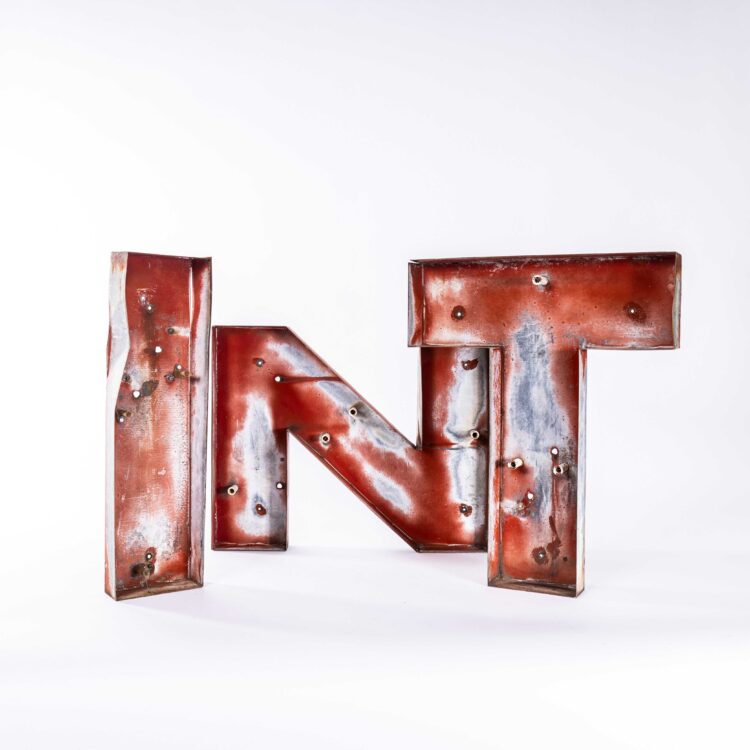 Lettres d'enseigne métalliques originales françaises des années 1950, grandes, rouge moucheté