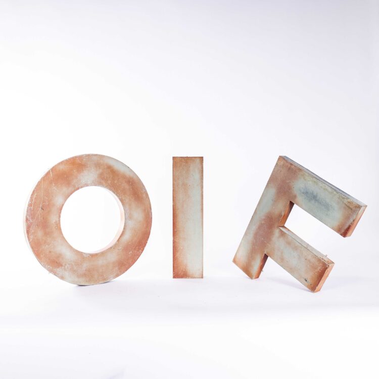 Lettres d'enseigne métallique françaises originales des années 1950, grand format – couleur beige délavé