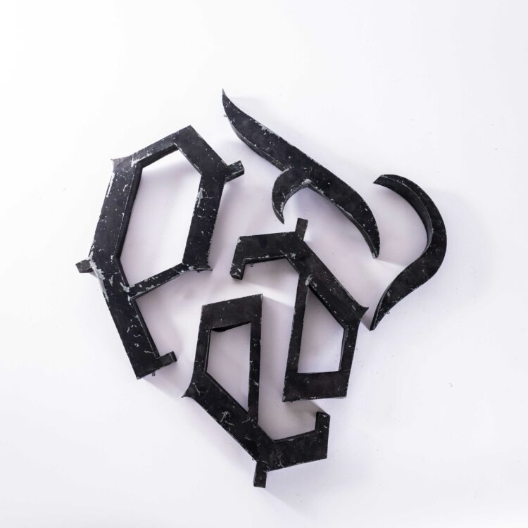 Enseigne métallique française originale des années 1950, grand format, lettres gothiques