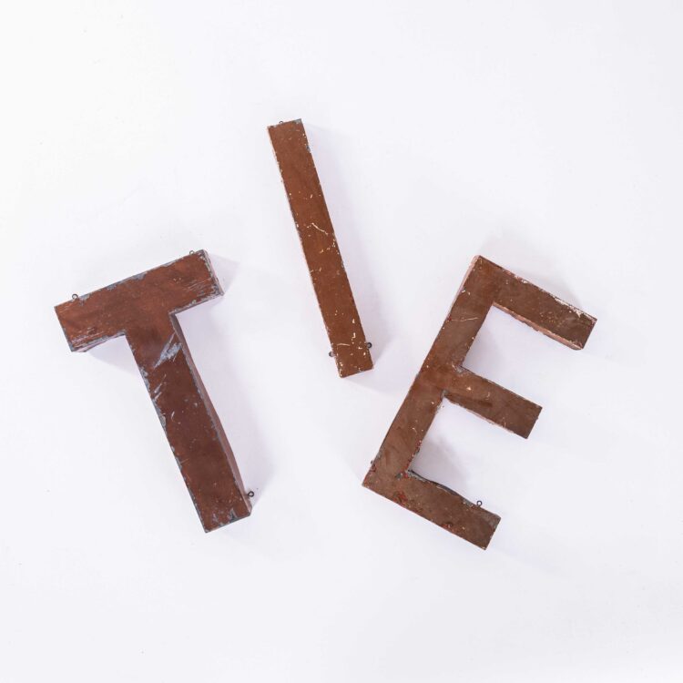 Lettres d'enseigne métallique françaises originales des années 1950, grandes dimensions – Rouge usé