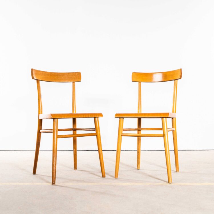 Paire de chaises de bar simples en chêne miel des années 1950, avec assise plate à bords incurvés.