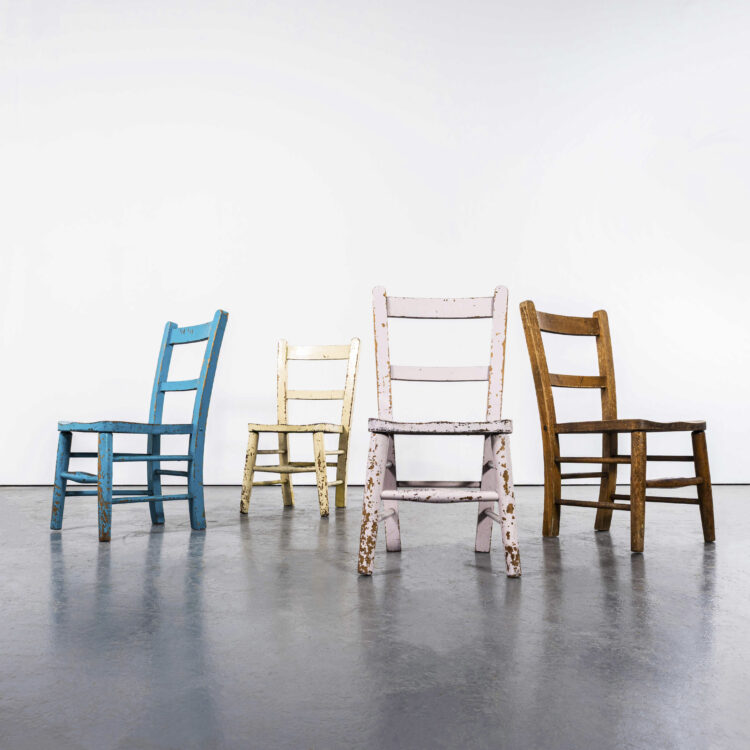 Engelse beschilderde kinderkapelstoelen uit de jaren 1950 in diverse kleuren – Set van vier