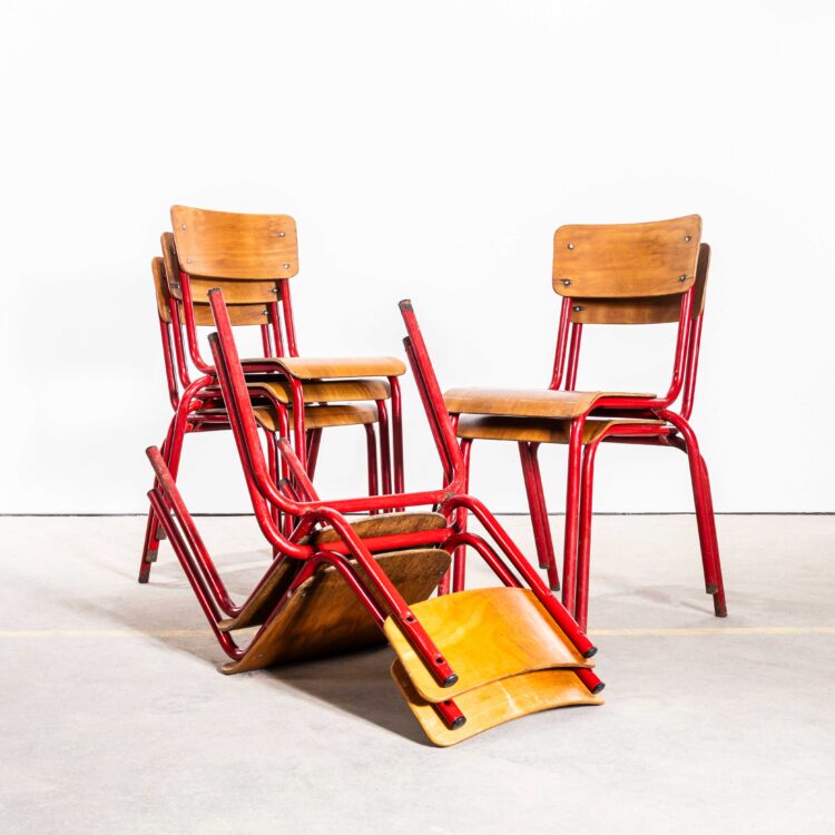 Franse Mullca eenvoudige rode stapelbare eetkamerstoelen uit de jaren 60 - set van zeven
