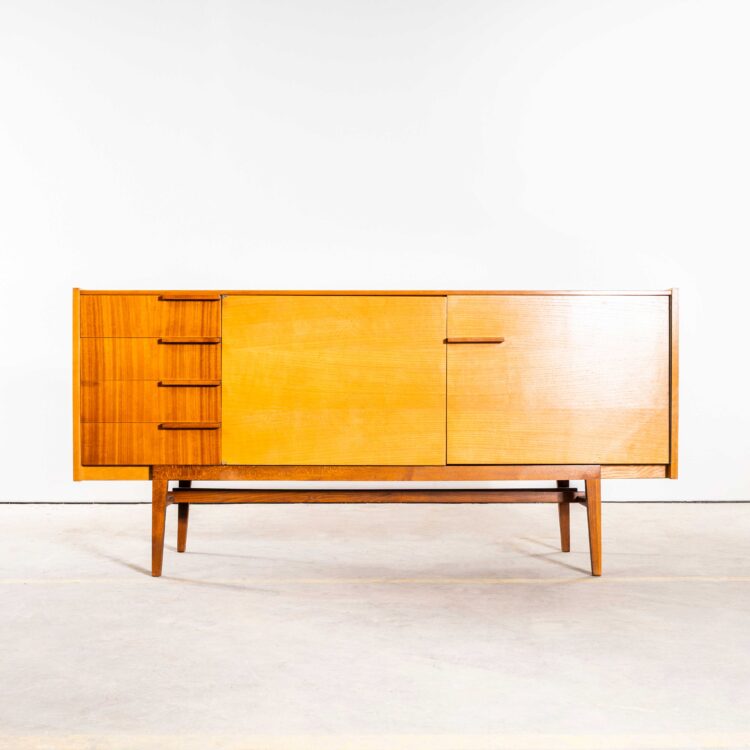 Groot dressoir/kast uit de jaren 60 in mid-century stijl