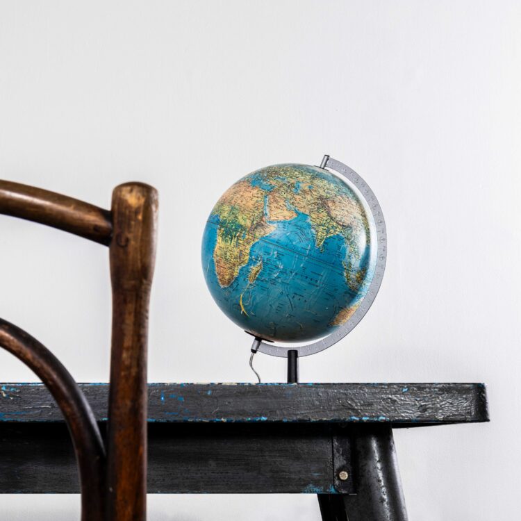 Verlichte, roterende aardbol uit de jaren 1950