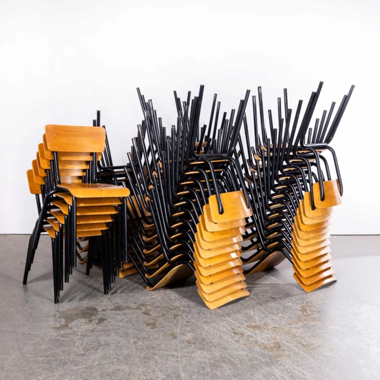 Originele zwarte Franse stapelbare eetkamerstoelen uit de jaren 60 met slanke rugleuning