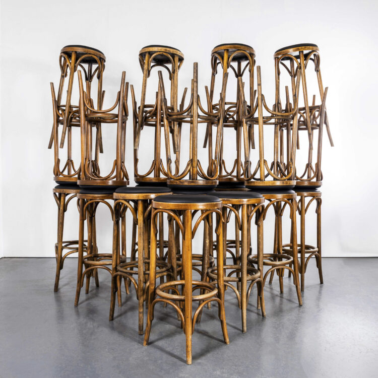 Originele barkrukken uit de jaren 60 met warme eikenhouten bekleding en gebogen frame.