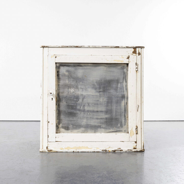 Kleine bijkeukenkast in een landhuis uit de jaren 1930