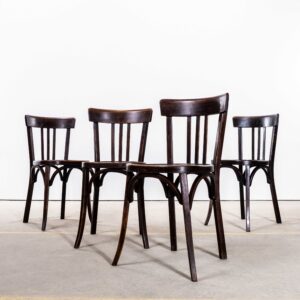 Set van vier Baumann eetkamerstoelen met drie rugleuningen, donker eikenhout, uit de jaren 50.