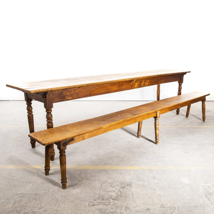 Lange rechthoekige eettafel en bank van fruitbomenhout uit de jaren 1940, geschikt voor een boerderij.