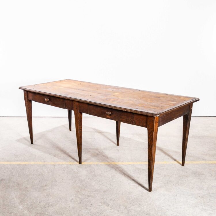 Ruime, rechthoekige eikenhouten eettafel uit de jaren 1940 met rechte poten en twee lades.