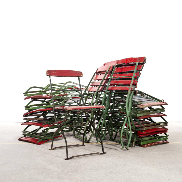 Franse rode klapstoelen met lattenbodem uit de jaren 50