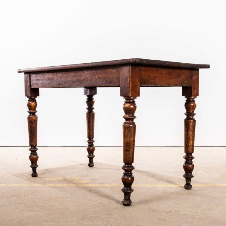 Eettafel met donker eikenhouten poten en geschuurd blad uit de jaren 40