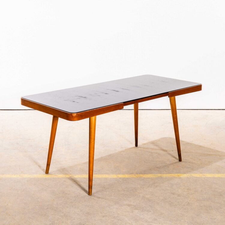 Table d'appoint tchèque des années 1950 par Jiri Jiroutek – Verre Opaxit noir